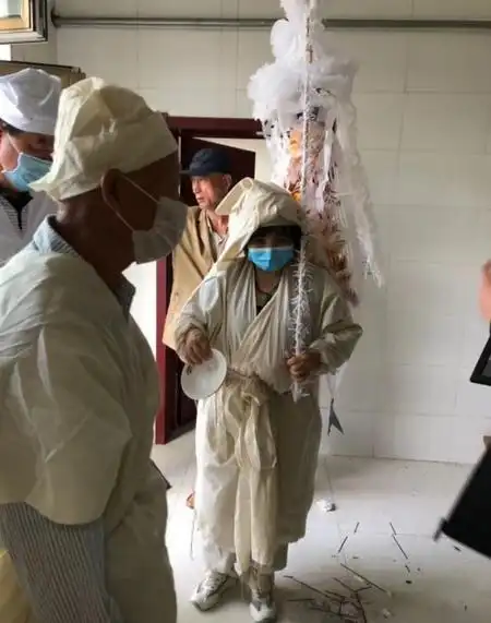 丧事戴红孝是什么意思(披红孝布有什么说法) - 看百科