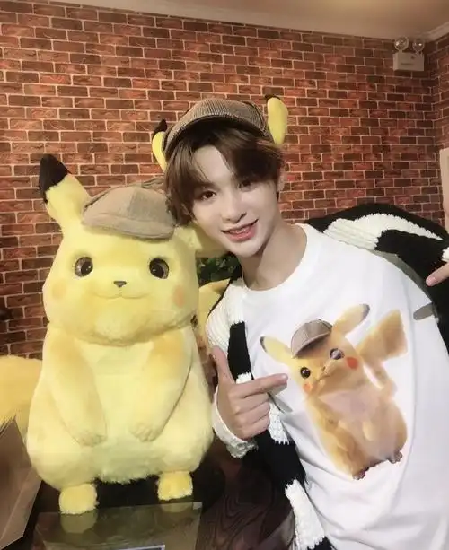 黄明昊可爱图片