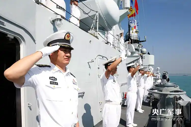 运城舰副舰长武传伟向孟方检阅直升机行举手礼 吴亢慈 摄