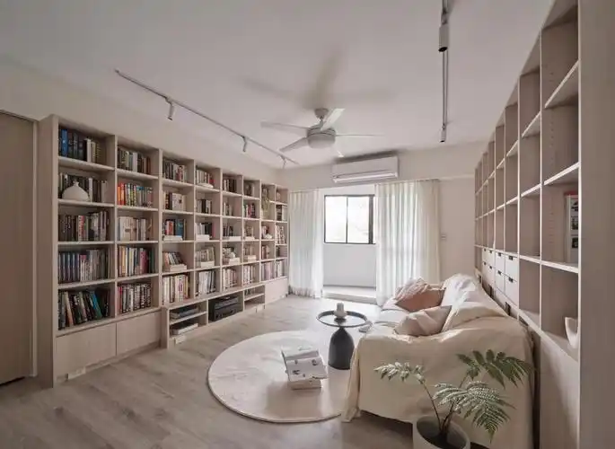 为了阅读,她在客厅打满了书柜,125㎡新家,充满了书香气息
