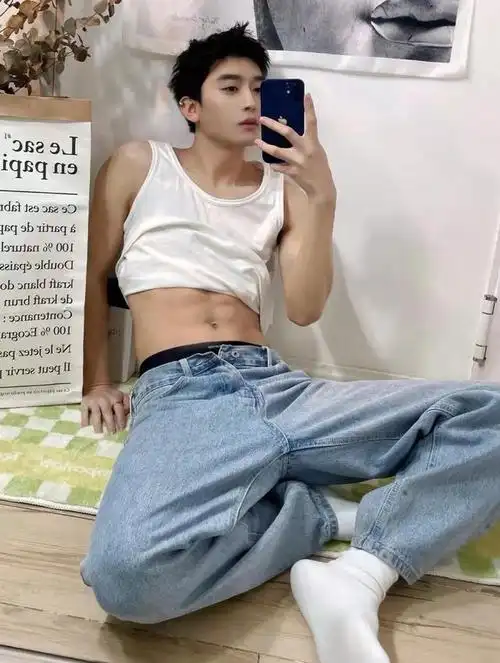 斯文帅哥撩起衣服秀腹肌这身材谁顶得住