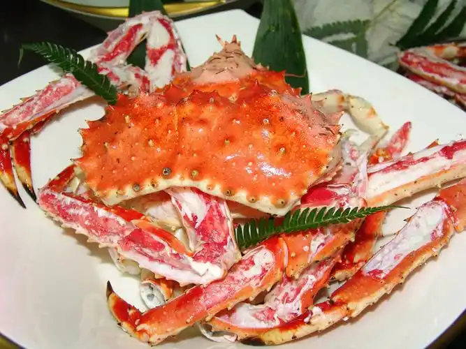 所谓皇帝蟹是指蟹的肥大,大的皇帝蟹足有面盆大,看着就让人垂涎欲滴