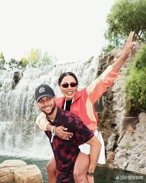 库里背老婆合照,甜蜜恩爱似热恋小情侣,阿耶莎眼神清澈双唇性感