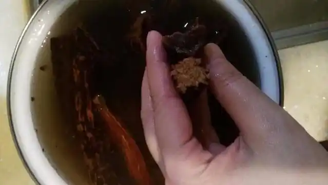 锁阳泡水洗净,锁阳泡泡水就软了.洗干净后工掰成小段