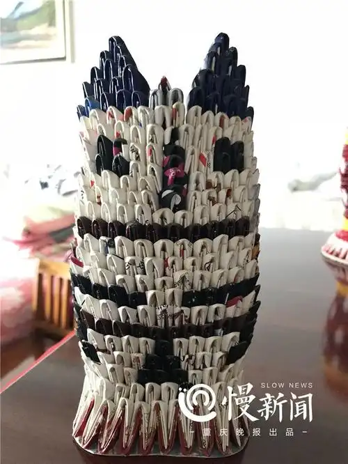利用废弃的烟盒,巧手折出一个个漂亮的纸花瓶,笔筒,小背篼等立体工艺
