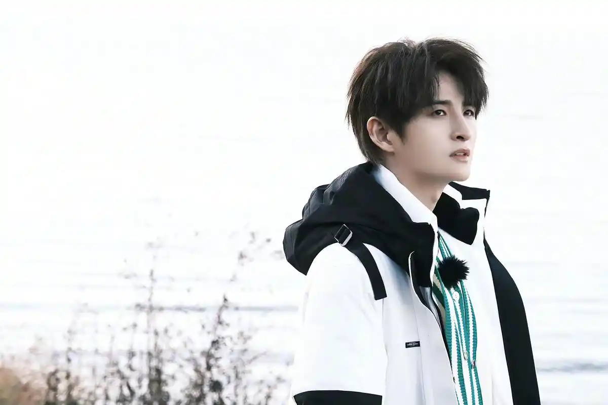 张远:单身与狗 歌手张远跟几位"快男"老伙伴成功翻红后,事业有了很大