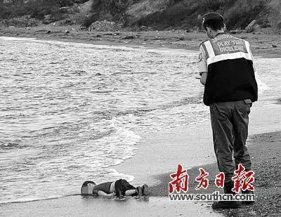 一名和家人一同前往欧洲的叙利亚男童在地中海溺亡,小男孩躺在海滩上