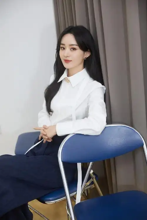 赵丽颖白衬衫阔腿裤造型#今天也是被丽颖姐姐美到的一天,就是说姐沣