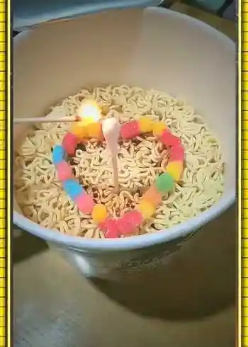 祝自己三十岁生日快乐,一碗泡面一根蜡烛,心满意足!