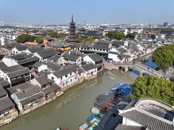 千灯古镇位于长江三角洲,隶属江苏省昆山市,离苏州市中心35公里,距今