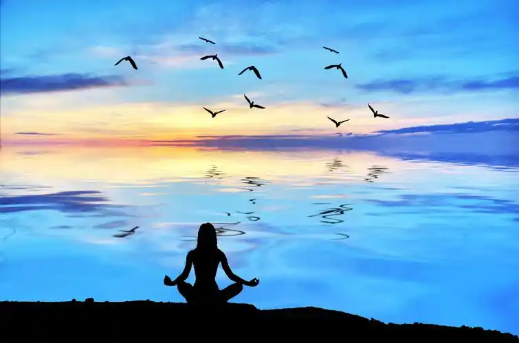 海岸打坐女性剪影