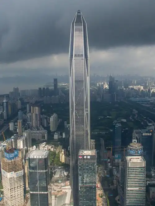 赚的钱,用百元大钞叠起来高达107404米,相当于179栋平安大厦那么高