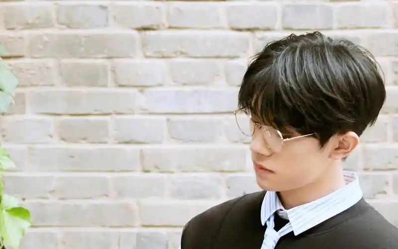 易烊千玺青春洋溢活力帅气写真,大陆明星-回车桌面