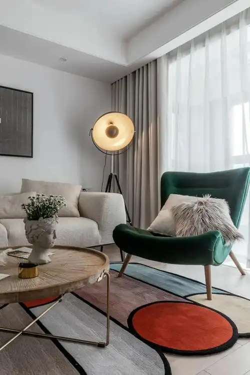 沙发边上布置一盏落地灯,搭配素雅多色彩的地毯,墨绿色布艺沙发椅,让