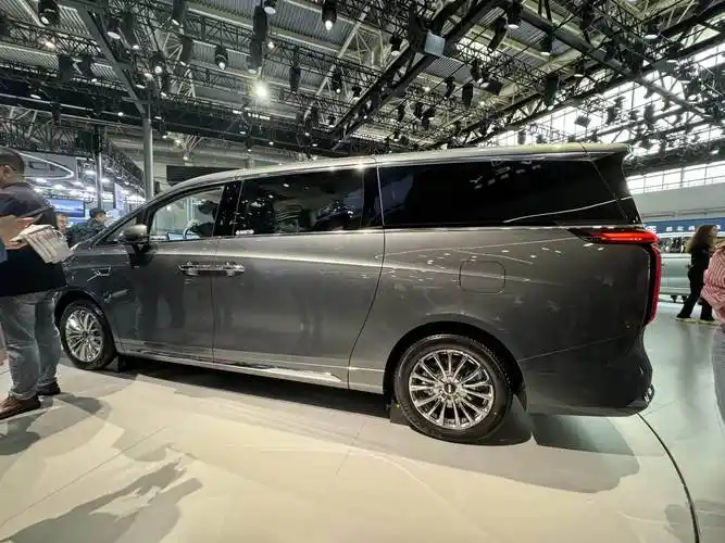 镀铬轮毂气场十足,但245/50/r18在5.