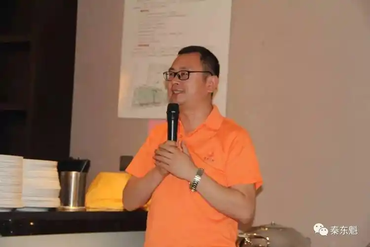 秦东魁老师跟学员进行游学前的分享交流