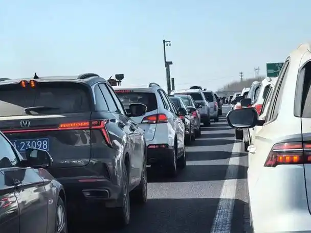 2月15日上午,京哈高速上的拥堵场景.桃桃实拍图