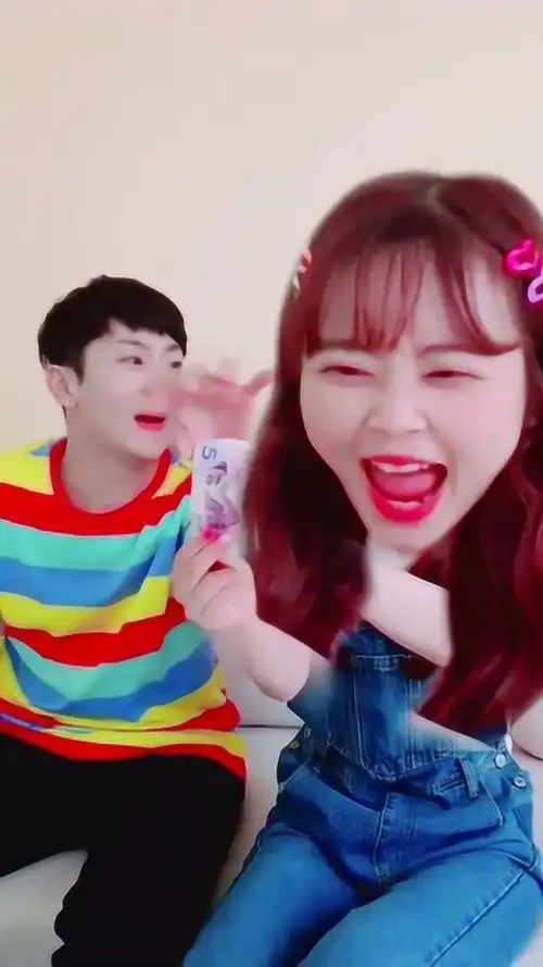 坤坤拿了什么东西让小伶那么开心呢?