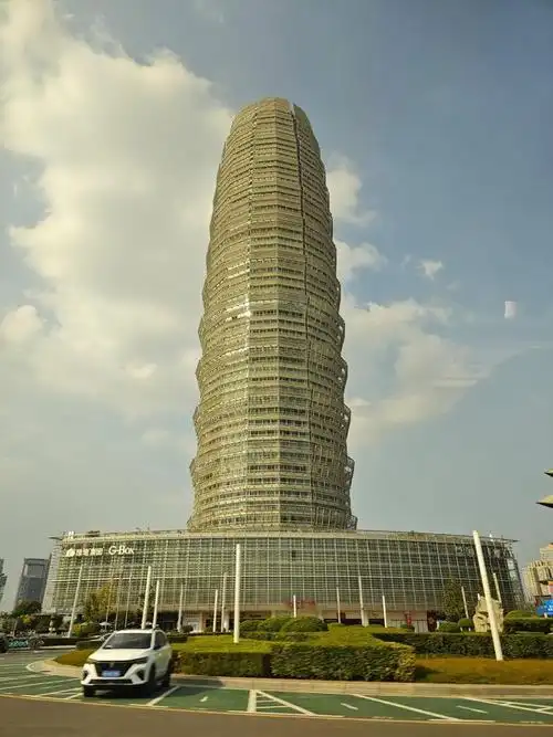 到了郑州,打卡 这酒店,一柱擎天.俗称玉米大楼