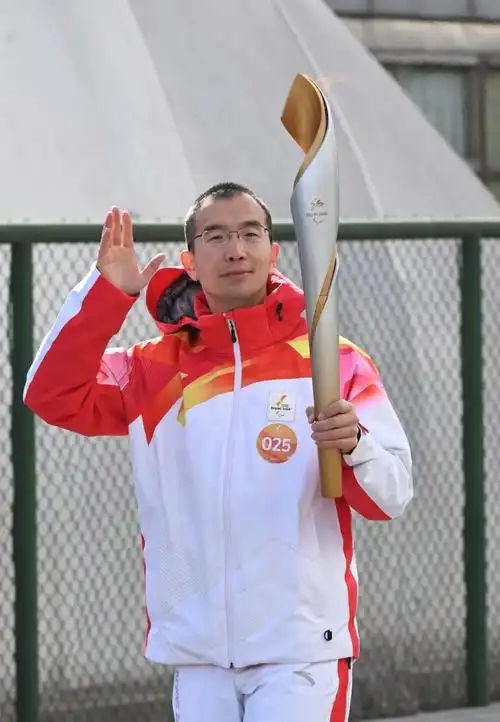 "25棒火炬手孔博是北京密农人家农业科技有限公司总经理,手持"飞扬"