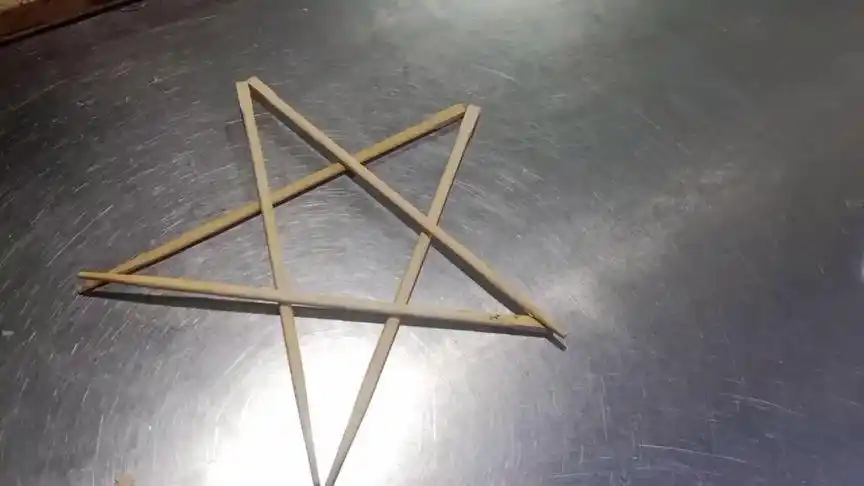 五根筷子摆个五角星有那么难吗?