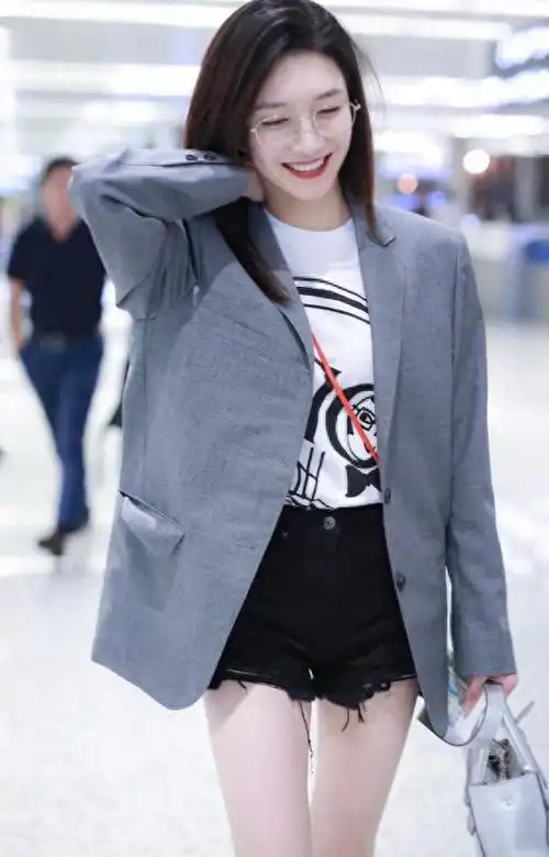 江疏影才是极简穿搭的鼻祖1件衬衫牛仔裤就出门还相当高级