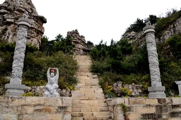 灯寺不足两公里,因为一进金灯寺景区大门不远的左手处就是南天门景区