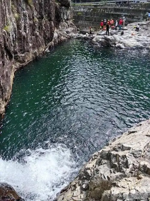 其中淡竹乡所在的十三都坑河,是最美丽的一条玩水路线,沿线几乎都是