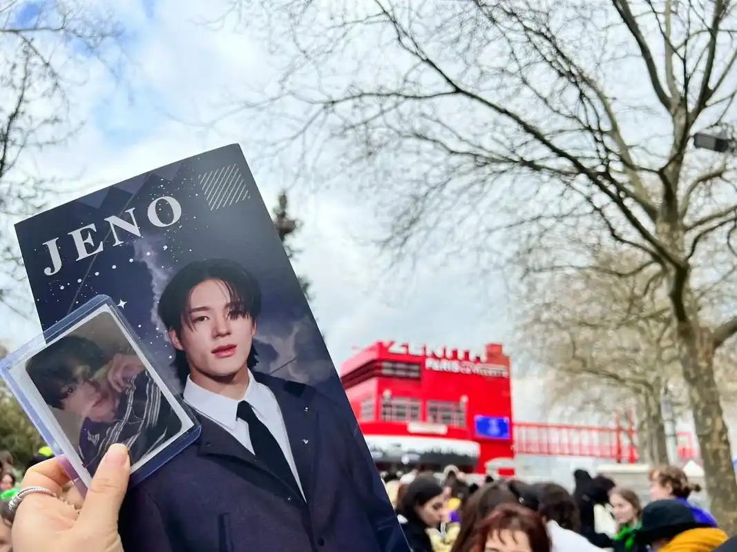 巴黎和小狗妈排队中.(李jeno真的欧洲桃浦 #李帝努 #罗 - 抖音