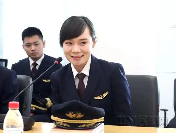 neo_img_东航90后女飞行员向老局长提问.jpg