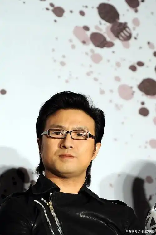 离婚7个月后汪峰官宣新恋情,小19岁新女友回应:不是小三!