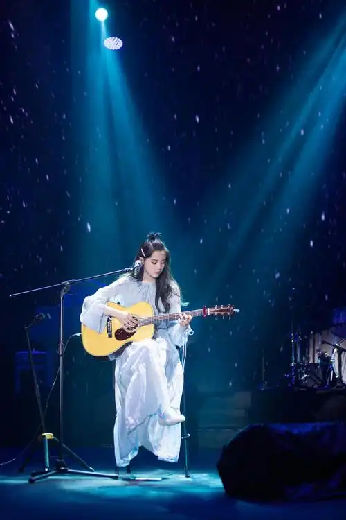 欧阳娜娜音乐会南京首场开唱古典演奏经典弹唱惊喜不断