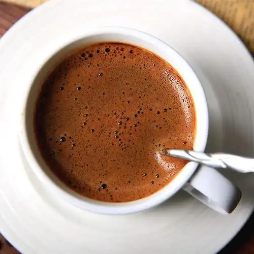 美式咖啡是使用滴滤式咖啡壶所制作出的黑咖啡,又或者是意式浓缩中