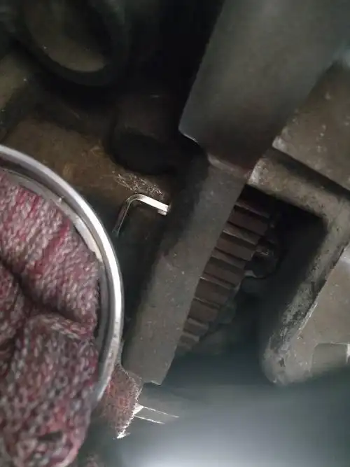 雪铁龙爱丽舍曲轴定位孔在哪