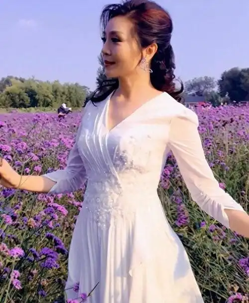 58岁歌唱家李丹阳晒照!穿长裙身材保持亮丽如少女,未婚太可惜