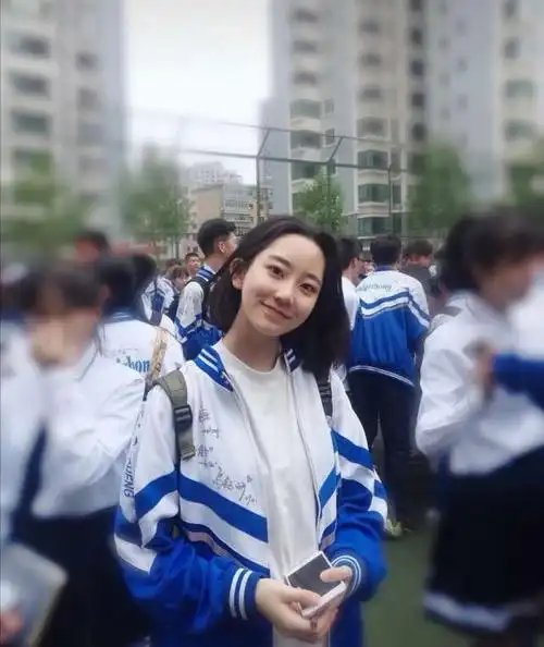 原创初中学妹拍毕业照因颜值高火了网友化浓妆的必要性