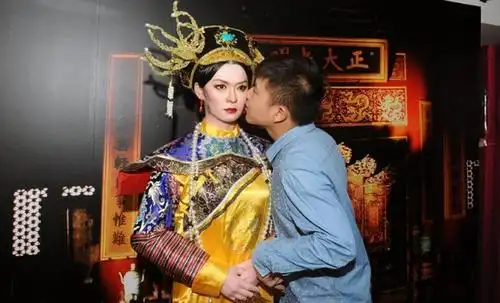 甄嬛蜡像太任性!粉丝痴男照吻不误(图)