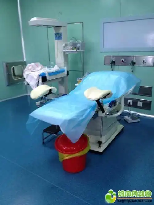 10点55:这张产床是正常分娩时用到的床,方便产妇出现突发情况时采取