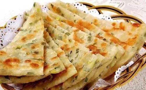 刚出锅的葱花大饼颜色黄亮,皮酥内软,略带点葱盐的奇香,非常好吃.