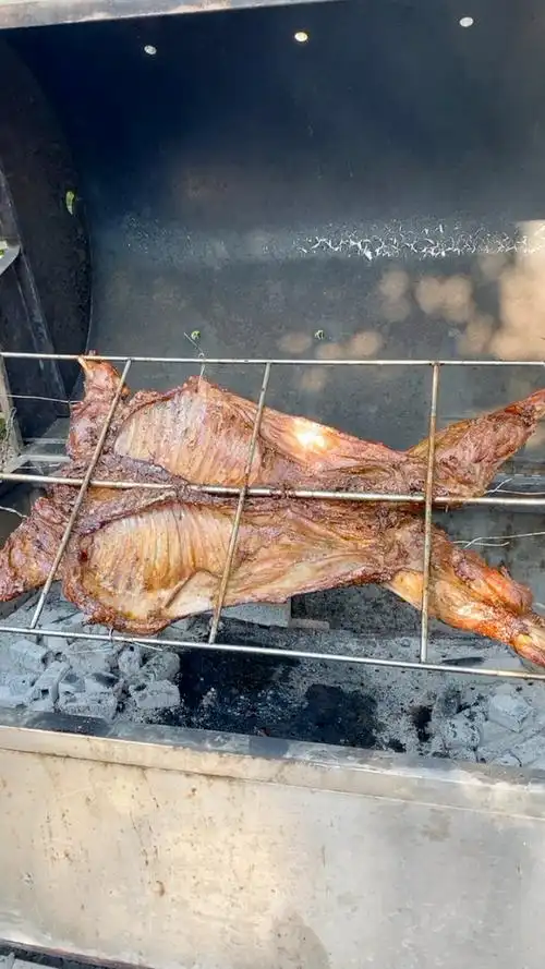 现场烤全羊