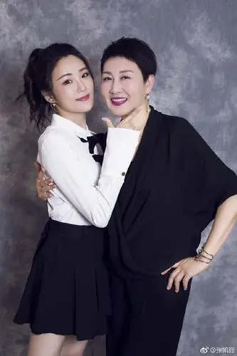 56岁张凯丽厉害!穿t恤 短裤显小20岁,网友:大妈也可以很时尚