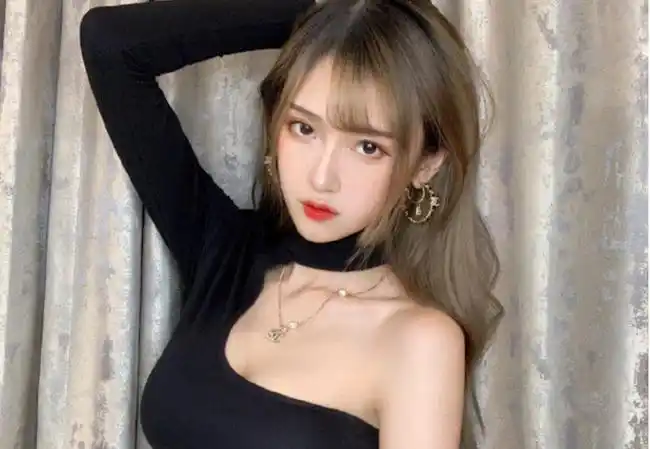 腐团儿大胆尝试包臀裙,半露肩装女神范十足,男粉都看直了眼!