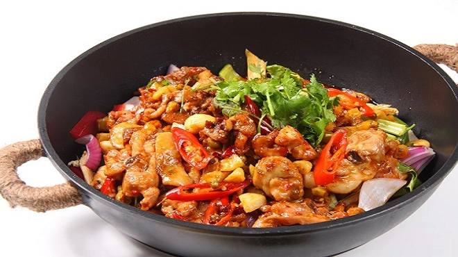 干锅鸡的做法,色泽红亮,肉质嫩,香辣爽口,香气诱人