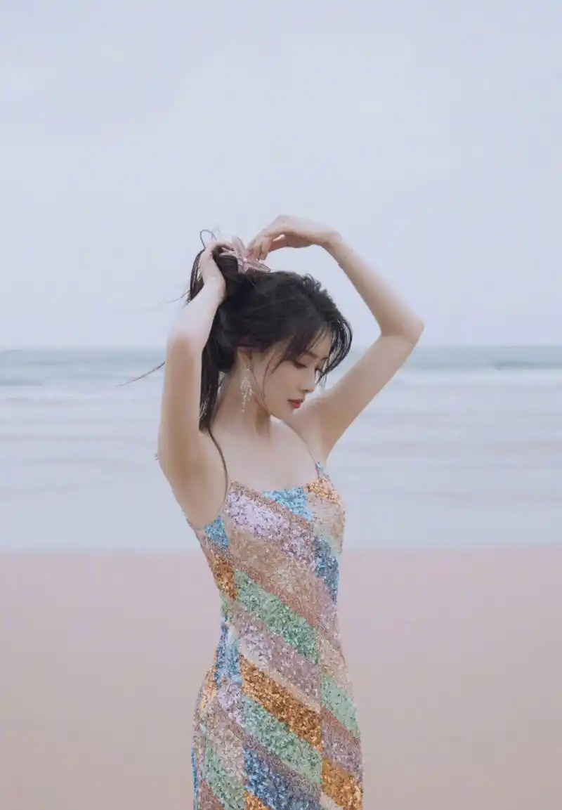 孟子义# 一袭彩色亮片吊带裙,清纯甜美的容颜,窈窕曼妙的身材,性感