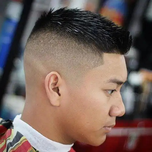 短的圆寸头发型是很多男士都比较喜欢的一种发型,同样,飞机头也是拥有