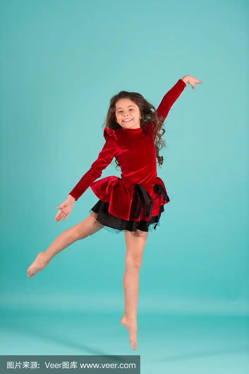 孩子赤脚穿着红衣服跳舞