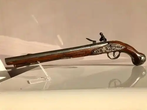 1705年法国制作的燧发枪,雕刻的图案非常精美,简直就是艺术品