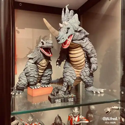 海啸怪兽西蒙斯龙卷风怪兽西格拉斯