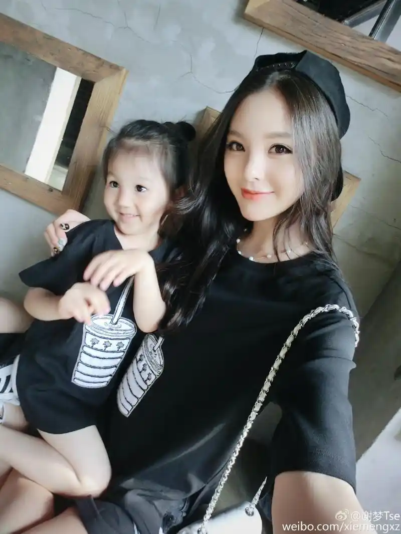 组图:网红界老司机谢梦带女儿上路 双双秀香肩_高清图集_新浪网