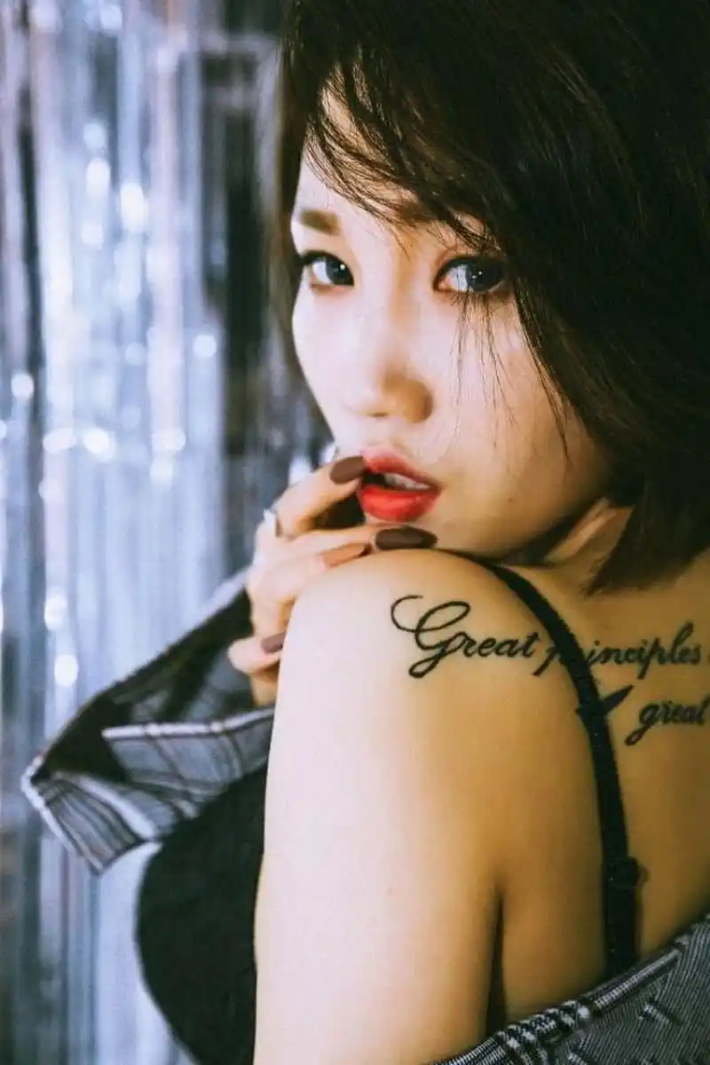 超清壁纸|纹身美女狂野性感